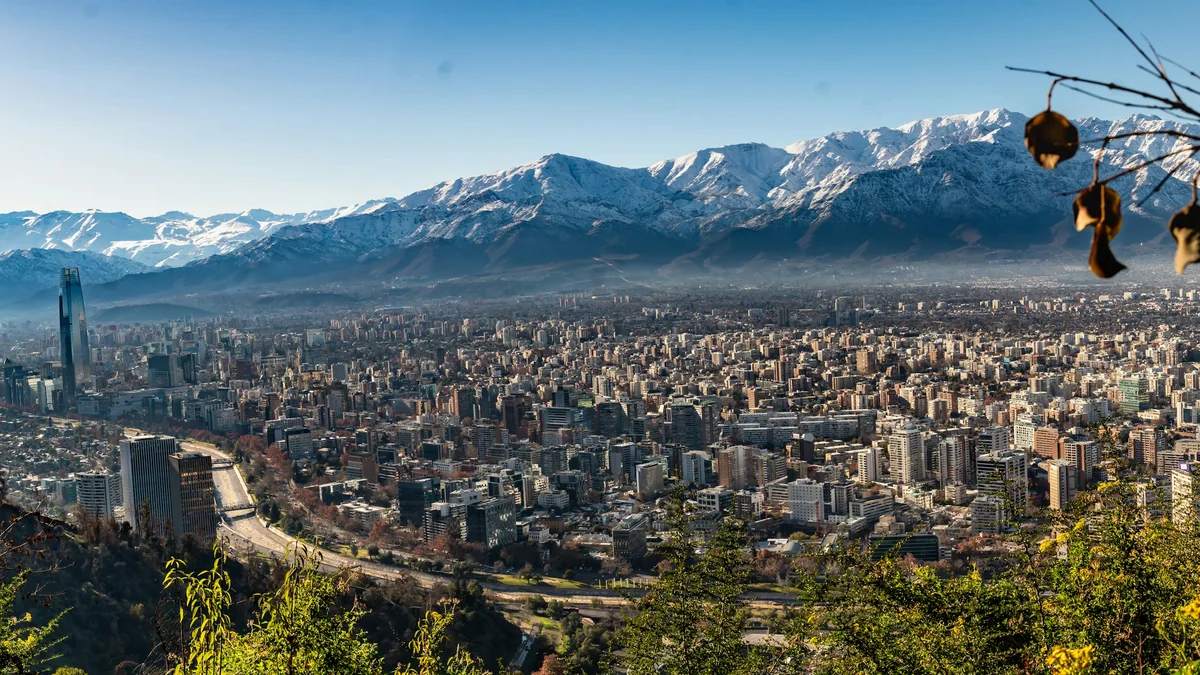 Santiago de Chile y la cordillera de los Andes vistos desde el cerro San Cristóbal