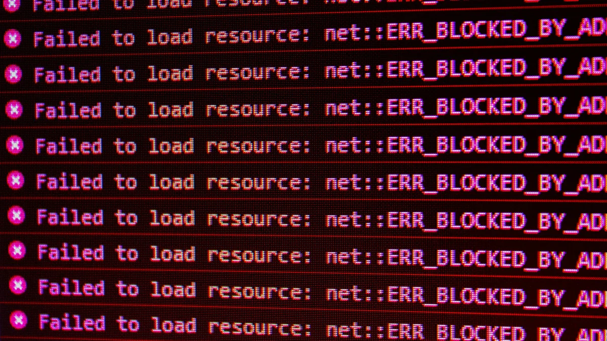 Una consola llena de líneas rojas de error de carga de recursos